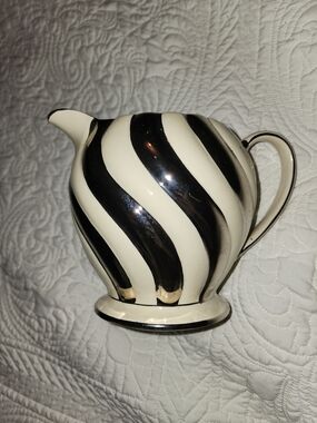 Sadler ART DECO Porcelain Pitcher Jug Creamer Silver & Cream Swirl 5" Tall MINT